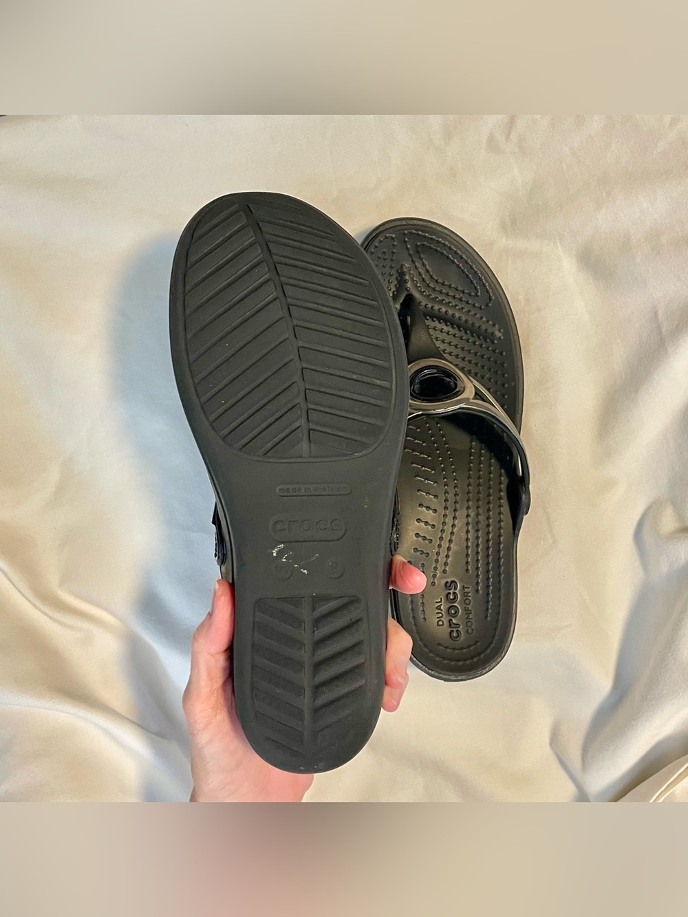 CROCS Sanrah Wedge - Silver Ring/Comfort/Flip~Flop - Women’s Sz 8 - Black/Silver - Picture 7 of 10